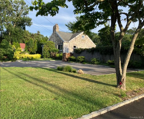 26 Hickory Road, Rocky Point, NY 11778