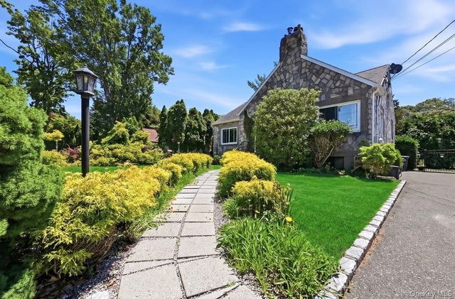 26 Hickory Road, Rocky Point, NY 11778
