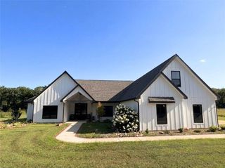 1102 E 1033 Road, Lawrence, KS 66047