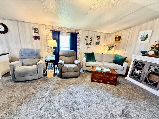 18 W Elm Drive, Salina, OK 74365