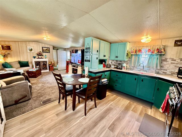 18 W Elm Drive, Salina, OK 74365