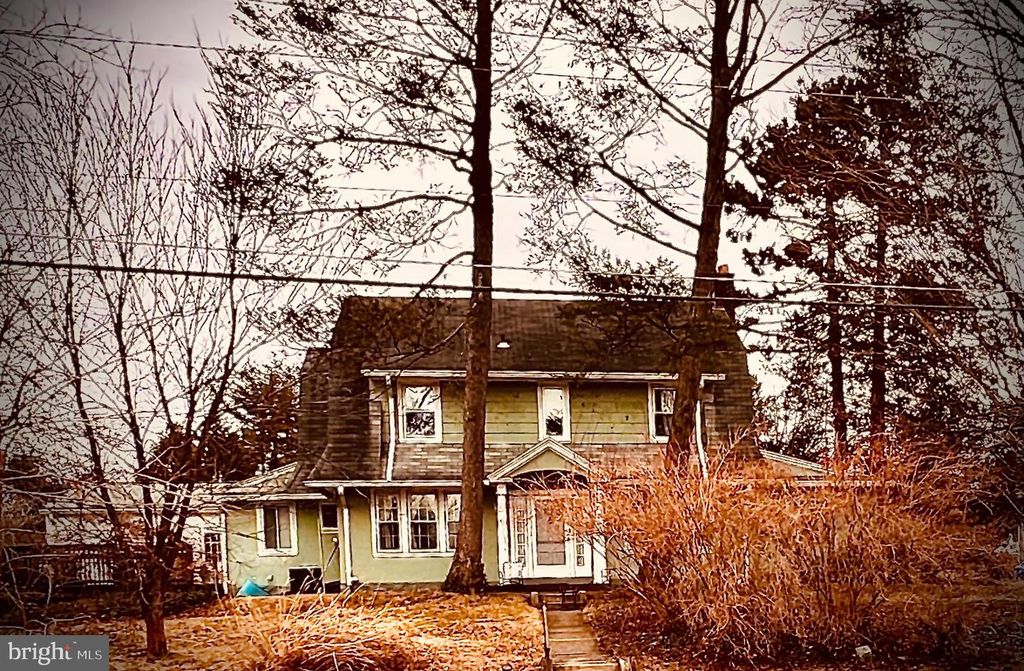 35 E ATHENS AVE, Ardmore, PA 19003