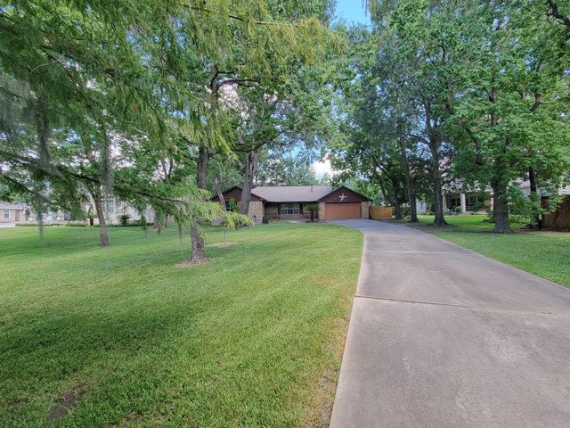 10282 Valley Drive S, Willis, TX 77318