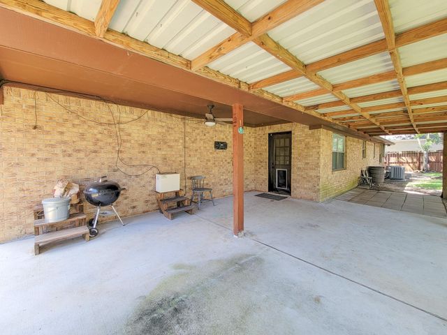 10282 Valley Drive S, Willis, TX 77318