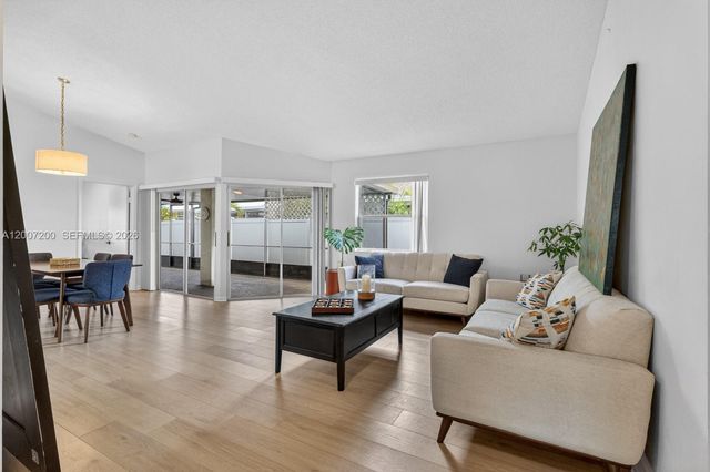 11804 NW 13th St 11804, Pembroke Pines, FL 33026
