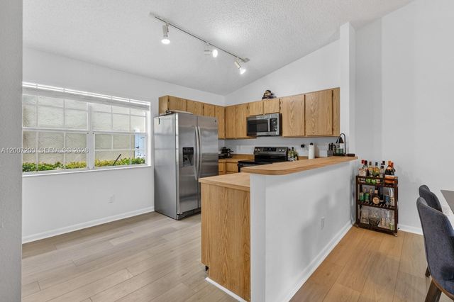 11804 NW 13th St 11804, Pembroke Pines, FL 33026
