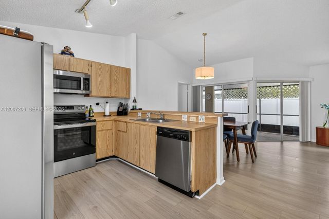 11804 NW 13th St 11804, Pembroke Pines, FL 33026