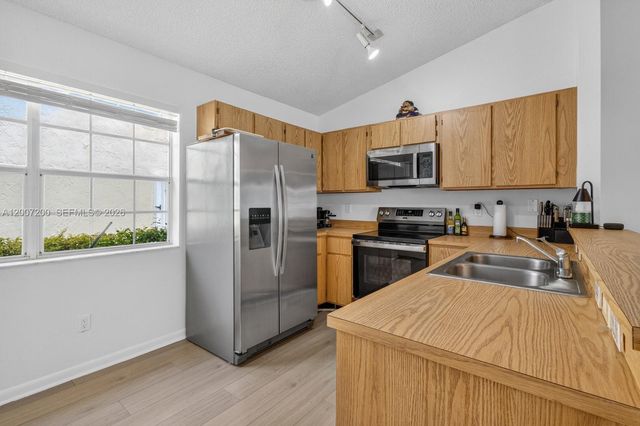 11804 NW 13th St 11804, Pembroke Pines, FL 33026