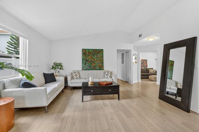 11804 NW 13th St 11804, Pembroke Pines, FL 33026