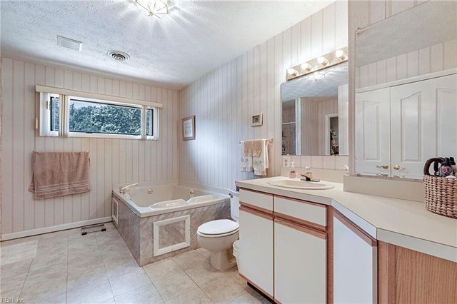 17 Fields DR, Hampton, VA 23664