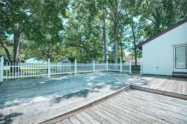 17 Fields DR, Hampton, VA 23664