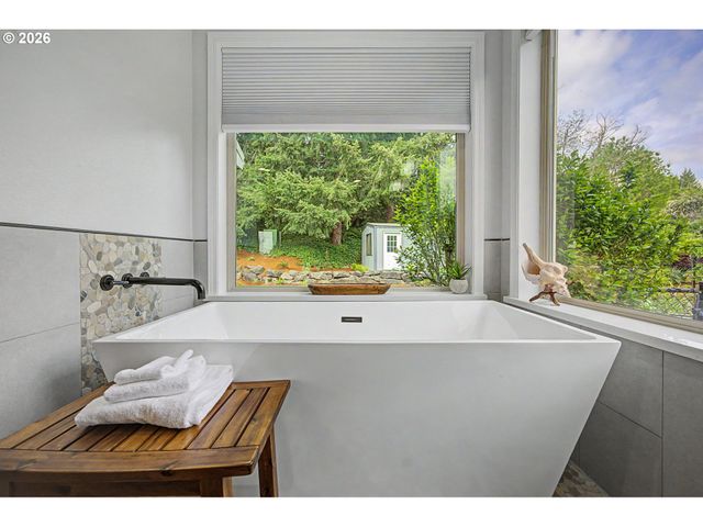 23303 Se HOWLETT Rd, Eagle Creek, OR 97022