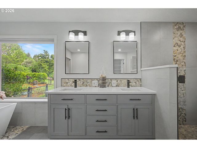 23303 Se HOWLETT Rd, Eagle Creek, OR 97022