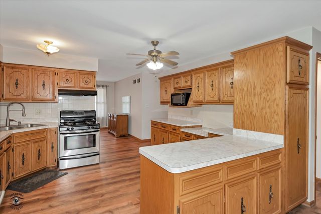 8001 S Lockwood Avenue, Burbank, IL 60459