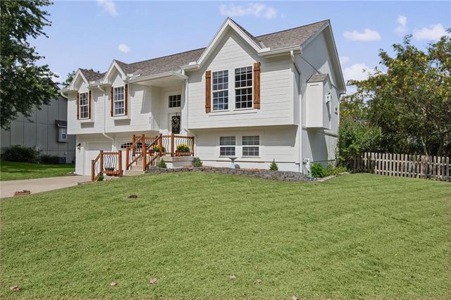 810 S Morgan Drive, Peculiar, MO 64078