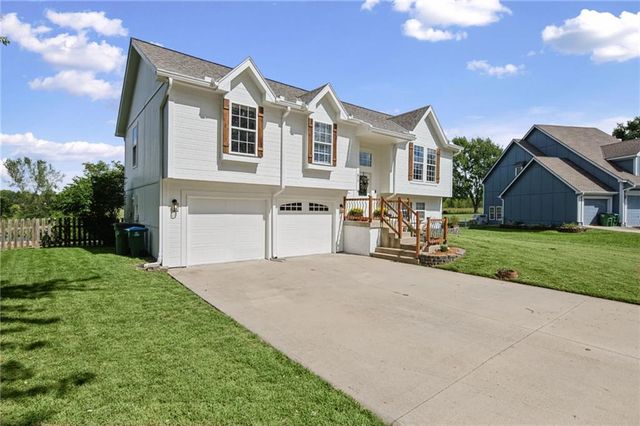 810 S Morgan Drive, Peculiar, MO 64078