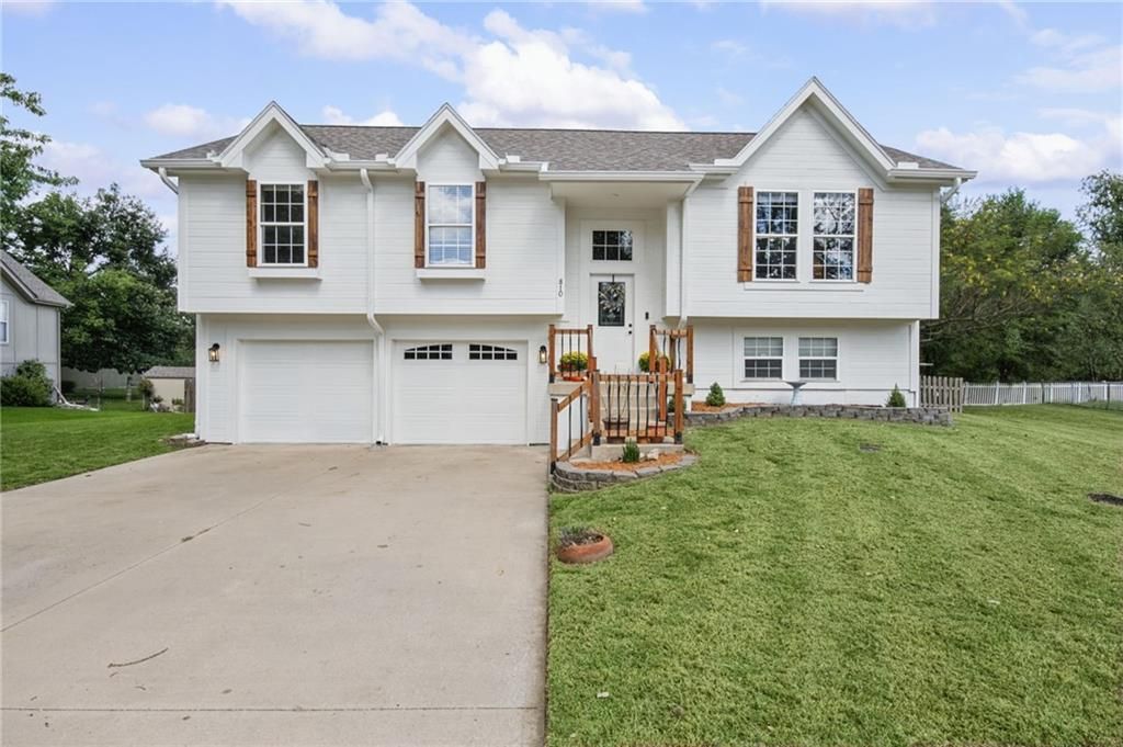 810 S Morgan Drive, Peculiar, MO 64078