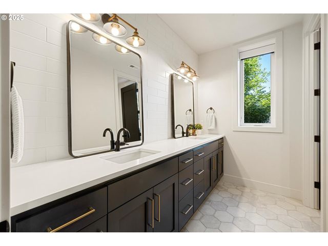 13585 GOODALL Rd, Lake Oswego, OR 97034