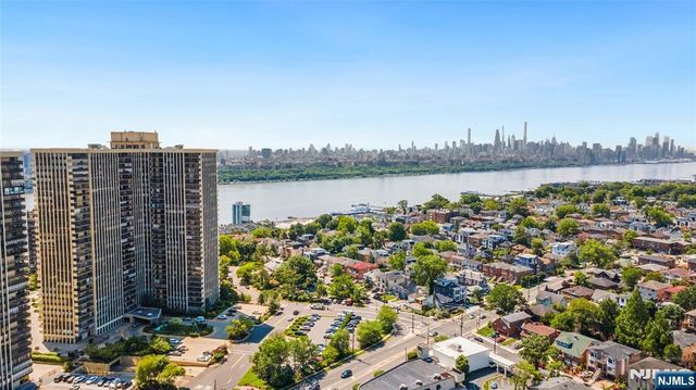200 Winston 121, Cliffside Park, NJ 07010