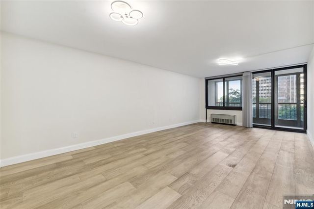 200 Winston 121, Cliffside Park, NJ 07010