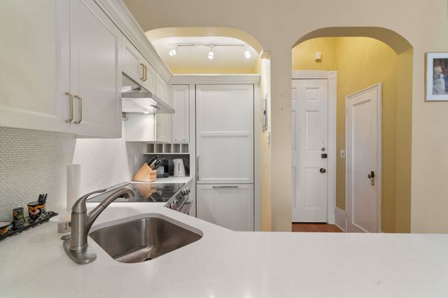 271 Dartmouth St 3L, Boston, MA 02116
