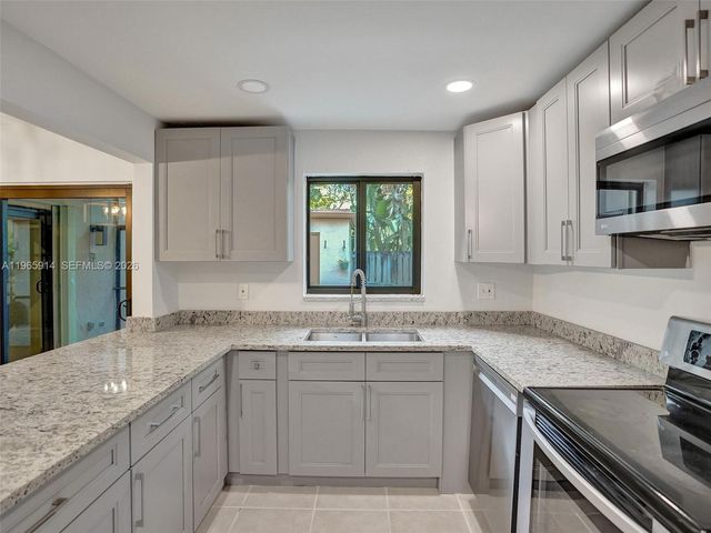 6 Chestnut Cir, Cooper City, FL 33026