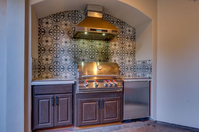 3 The Hills DR, The Hills, TX 78738