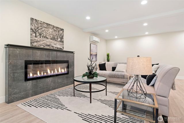 955 103rd Avenue SE, Bellevue, WA 98004