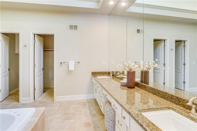 708 NE Lake Pointe Drive, Lee's Summit, MO 64064