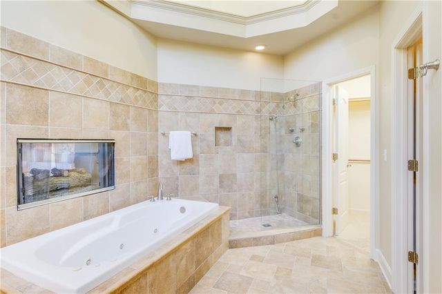 708 NE Lake Pointe Drive, Lee's Summit, MO 64064