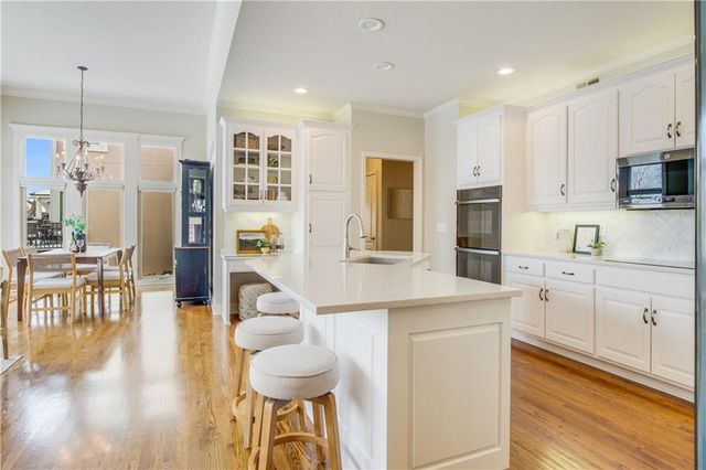 708 NE Lake Pointe Drive, Lee's Summit, MO 64064