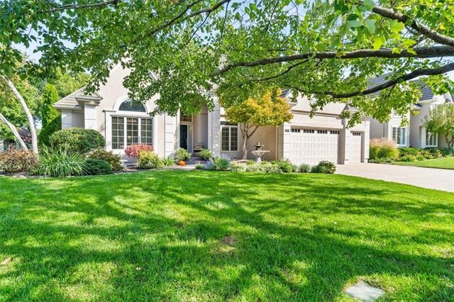 708 NE Lake Pointe Drive, Lee's Summit, MO 64064