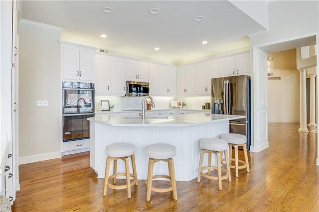 708 NE Lake Pointe Drive, Lee's Summit, MO 64064