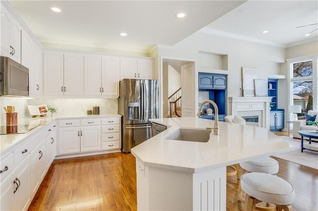 708 NE Lake Pointe Drive, Lee's Summit, MO 64064