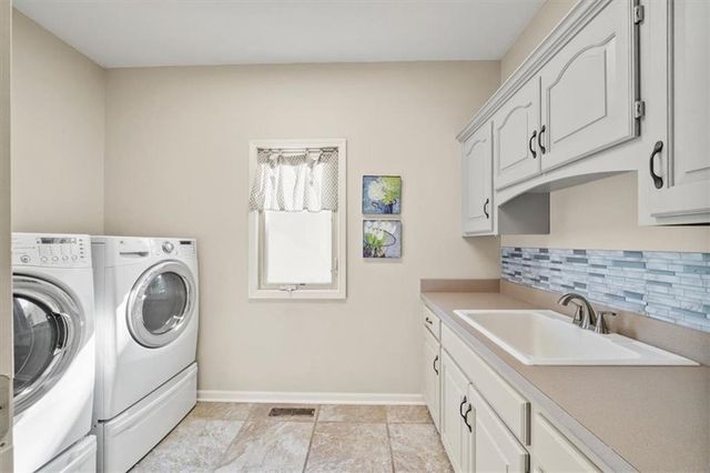 708 NE Lake Pointe Drive, Lee's Summit, MO 64064