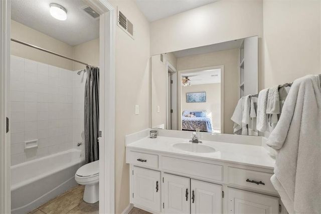 708 NE Lake Pointe Drive, Lee's Summit, MO 64064