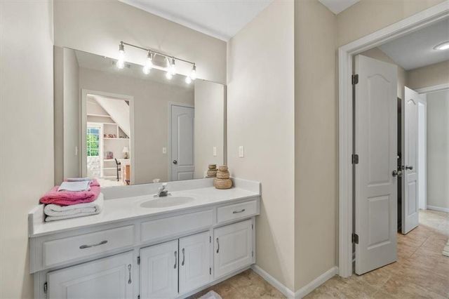 708 NE Lake Pointe Drive, Lee's Summit, MO 64064