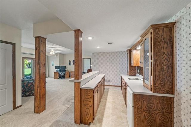 708 NE Lake Pointe Drive, Lee's Summit, MO 64064