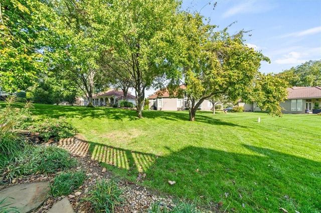 708 NE Lake Pointe Drive, Lee's Summit, MO 64064