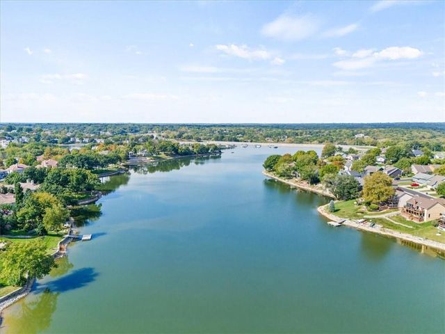 708 NE Lake Pointe Drive, Lee's Summit, MO 64064