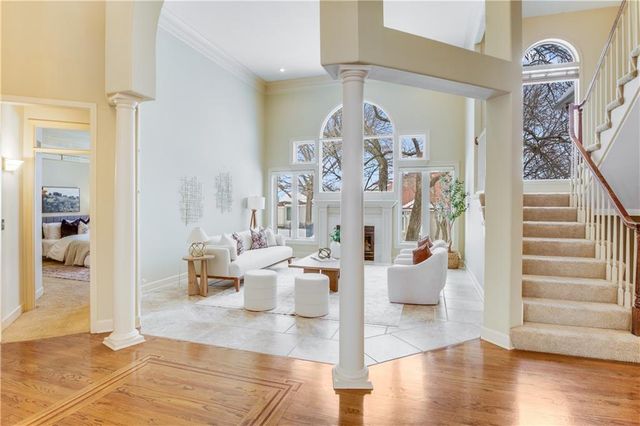 708 NE Lake Pointe Drive, Lee's Summit, MO 64064