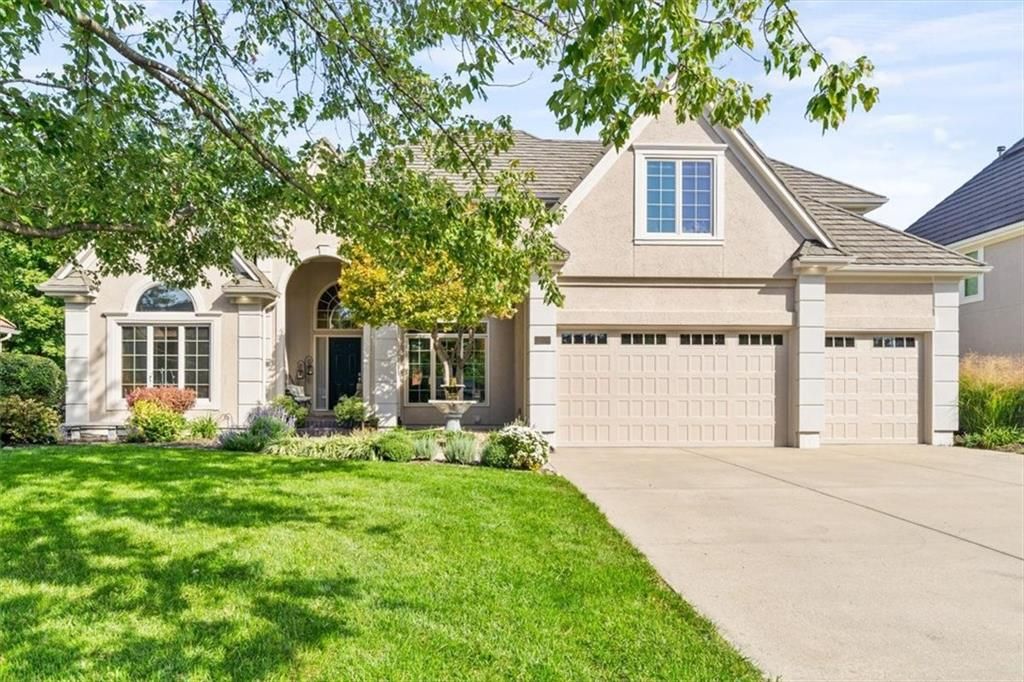 708 NE Lake Pointe Drive, Lee's Summit, MO 64064