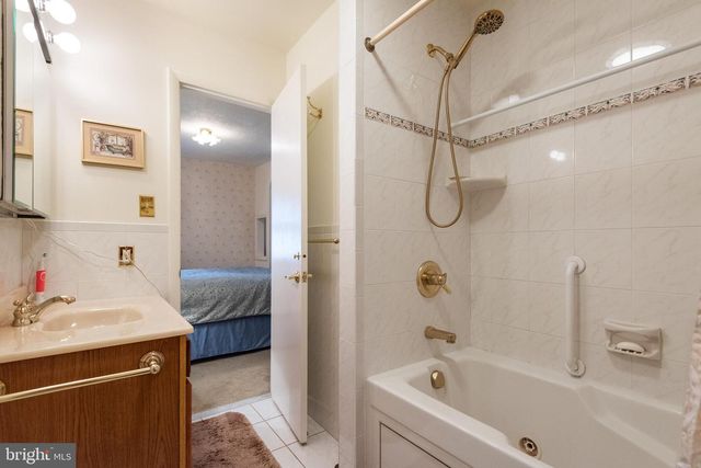 402 OLD EAGLE SCHOOL RD, Wayne, PA 19087