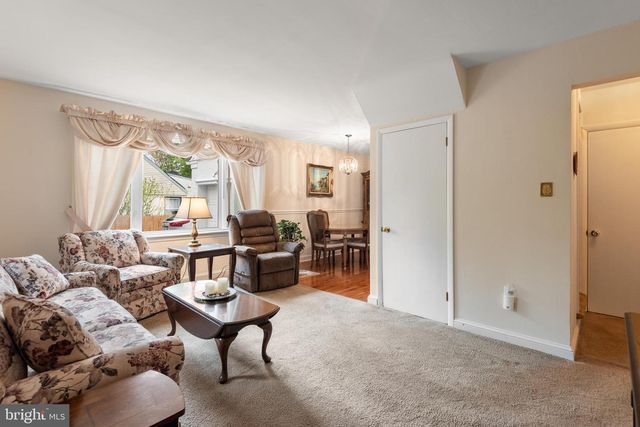 402 OLD EAGLE SCHOOL RD, Wayne, PA 19087