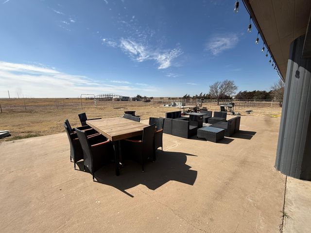5496 W ROAD R, Dumas, TX 79029