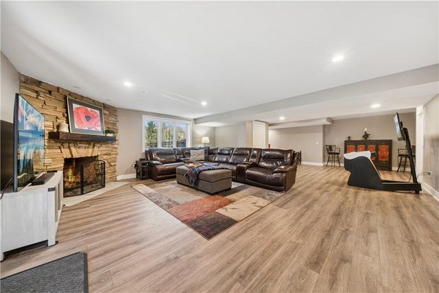 421 Lenox Ct, Richland, PA 15044