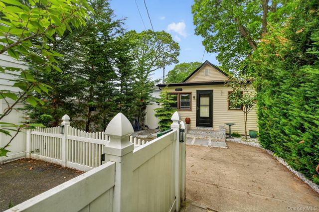 2084 Washington Street, Merrick, NY 11566