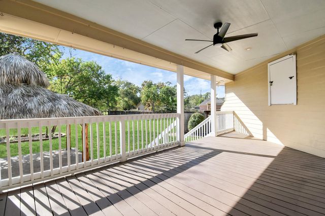 1019 N Country Club Drive, La Porte, TX 77571