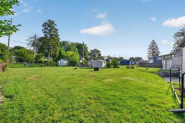 31882 Lynne Drive, Rockwood, MI 48173