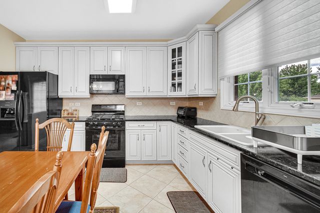 22 Red Tail Drive, Hawthorn Woods, IL 60047